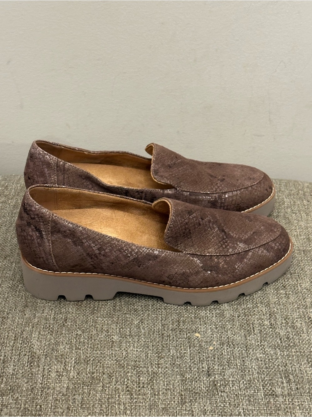 Vionic Women's Kensley loafers in a brown metallic snakeskin Loafer Size 7